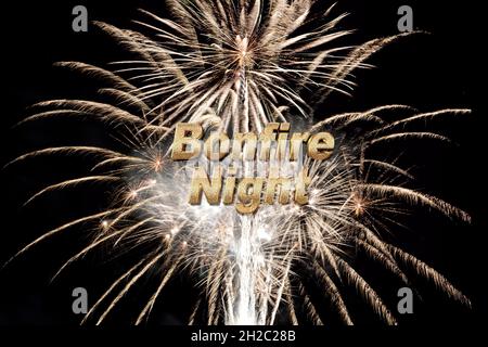 Texte de nuit de feu de joie avec calligraphie d'or brillant et feux d'artifice avec des roquettes flamboyantes sur fond noir.Motif carte ou poster pour Guy Fawkes Banque D'Images