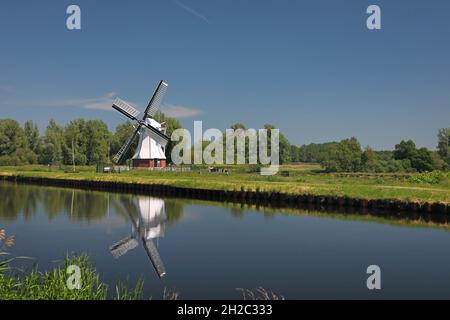 Moulin à vent blanc, de Witte Molen, au Noord-Willemskanaal, pays-Bas, Groningen,Haren Banque D'Images