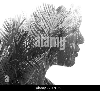 Portrait en noir et blanc d'une femme combiné à une image de feuilles tropicales. Banque D'Images