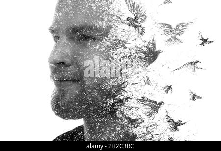 Peinture.Portrait noir et blanc d'un homme combiné à la peinture à l'encre d'oiseaux volants. Banque D'Images