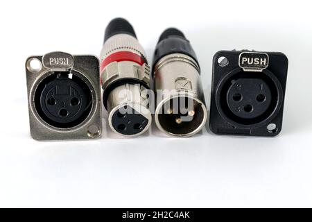 Connecteur XLR isolé sur fond blanc. Banque D'Images