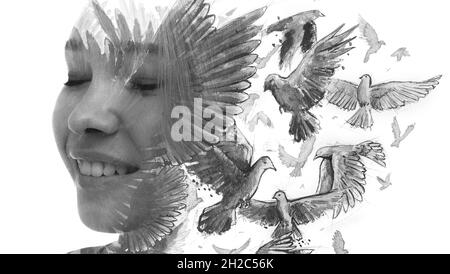 Peinture.Portrait d'une femme souriante aux yeux fermés combiné à une peinture à l'encre d'oiseaux volants. Banque D'Images