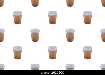 Motif de tasses à café en papier artisanal isolé sur fond blanc. Banque D'Images