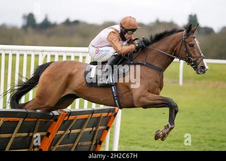 Photo du dossier datée du 26-03-2021 de Harry Skelton Riding Faisoir franchir la dernière clôture sur leur chemin pour gagner l'obstacle de Victor Betnovices à l'hippodrome de Newbury.Cela fait un moment, mais un sentiment de normalité reviendra vendredi à Cheltenham lorsqu'il organise une réunion sans aucune restriction de la foule - et Faisoir peut fixer un premier jalon pour mars.Date de publication : jeudi 21 octobre 2021. Banque D'Images