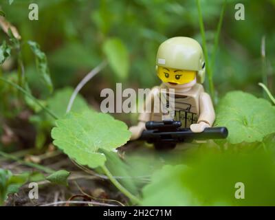 Chernihiv, Ukraine, 13 juillet 2021.Une figure d'une fille soldat avec un fusil parmi les plantes.Rédactionnel. Banque D'Images