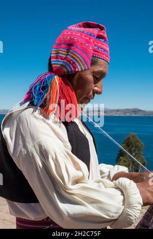 Taquileno tricote, l'île de Taquile, lac Titicaca, Pérou Banque D'Images