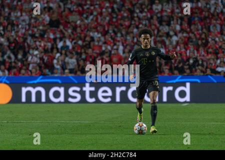 20 octobre 2021.Lisbonne, Portugal.Bayern Munich avance de l'Allemagne Leroy Sane (10) en action pendant le match du 3e tour du Groupe E pour la Ligue des champions de l'UEFA, Benfica vs Barcelone crédit: Alexandre de Sousa/Alay Live News Banque D'Images