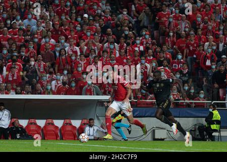 20 octobre 2021.Lisbonne, Portugal.L'avant-projet de Benfica d'Ukraine Roman Yaremchuk (15) et le défenseur de Bayern Munich de France Dayot Upavecano (2) en action pendant le match du 3e tour du Groupe E pour la Ligue des champions de l'UEFA, Benfica vs Barcelone Credit: Alexandre de Sousa/Alay Live News Banque D'Images