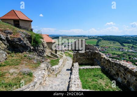 Citadelle de Rupea (Cetatea Rupea) après rénovation dans le comté de Brasov, dans la partie sud de la région de Transylvanie (Transilvania), Roumanie en été ensoleillé Banque D'Images