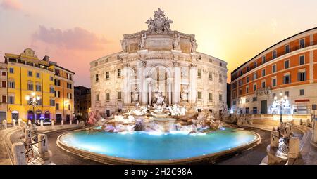 Fontaine de Trevi au lever du soleil magnifique vue complète, Rome, Italie, pas de gens. Banque D'Images