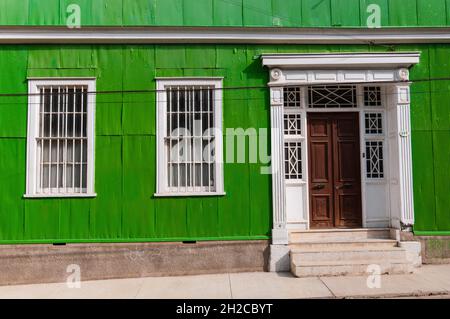 Une maison colorée dans le quartier Cerro Alegre. Banque D'Images