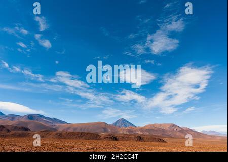 Le volcan Licancabur s'élève parmi les sommets des Andes.Désert d'Atacama, région d'Antofagasta, Chili. Banque D'Images