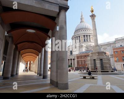 Londres, Grand Londres, Angleterre, octobre 09 2021 : place Paternoster avec la cathédrale St Pauls derrière et la colonne Paternoster Square, une Corinthe Co Banque D'Images