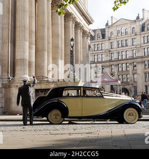 Londres, Grand Londres, Angleterre, 09 octobre 2021: Voiture de mariage à l'extérieur de la cathédrale St-Paul comme le conducteur tente d'attirer l'attention de quelqu'un. Banque D'Images