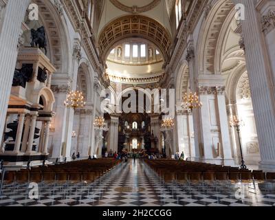 Londres, Grand Londres, Angleterre, octobre 09 2021 : intérieur de la cathédrale Saint-Paul, vue sur la nef. Banque D'Images