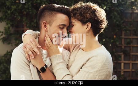Couple de grands reines partageant un moment intime.Un jeune couple romantique s'embrassant tout en se tenant debout à l'extérieur.Jeune couple LGBTQ+ sp Banque D'Images