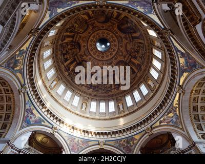 Londres, Grand Londres, Angleterre, octobre 09 2021 : dôme de la cathédrale Saint-Paul vu de l'intérieur. Banque D'Images