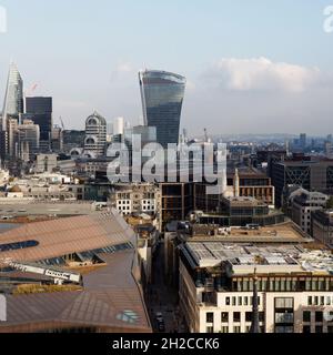 Londres, Grand Londres, Angleterre, octobre 09 2021 : vue sur les toits de Londres en direction du gratte-ciel Walkie Talkie. Banque D'Images