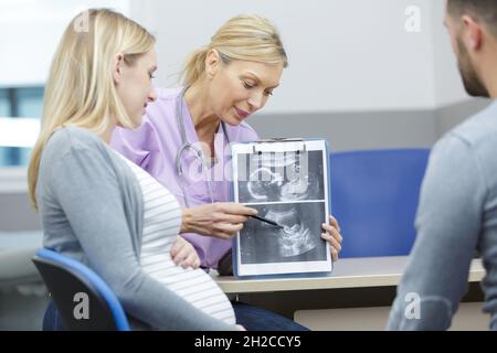 jeune femme enceinte rendant visite à un médecin gynécologue expérimenté Banque D'Images