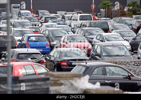 Die Baumärkte wurden am 14.Avril 2020 nach der vierwöchigen Corona-Sperre wieder geöffnet.- les magasins de matériel ont été rouverts le 14 avril 2020 Banque D'Images