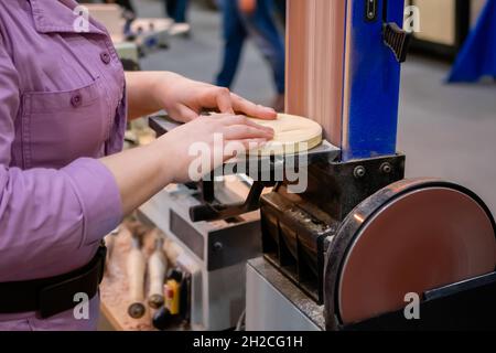 Femme professionnelle menuisier mains à l'aide d'une ponceuse à bande Banque D'Images