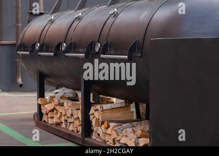 Grand grill commercial extérieur avec bois de chauffage à l'été festival de la nourriture locale Banque D'Images