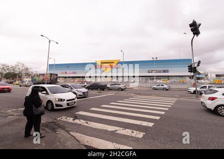 Rio de Janeiro, Brésil.21 octobre 2021.L'anniversaire de Guanabara, l'un des principaux événements de la vente au détail de Rio, sera de retour cette année, à partir de ce jeudi 21, dans les 26 magasins de la chaîne de supermarchés avec des réductions allant jusqu'à 60% sur plus de deux mille articles pour les clients .On s'attend à ce que 300 000 personnes visitent les magasins de la chaîne le premier jour de l'événement.Crédit: Carlos Elias Junior/FotoArena/Alay Live News Banque D'Images