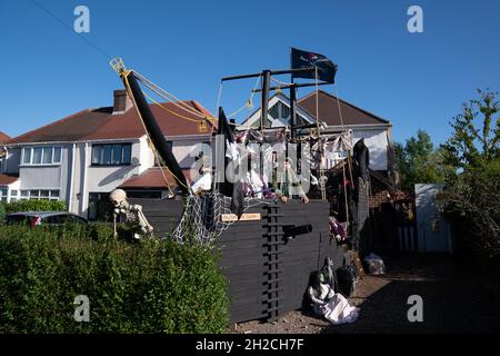 Andrew Carvel avec le bateau pirate géant « Elizabeth Dane » qu'il a construit en utilisant du bois de ferraille dans le jardin de sa maison à Tamworth, Staffordshire.Le navire mesure neuf mètres de long et est orné d'un drapeau pirate, de squelettes et de voiles sanglées, et il a fallu quelques semaines à M. Carvel pour le construire.Date de la photo: Jeudi 21 octobre 2021. Banque D'Images