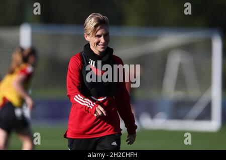 Cardiff, Royaume-Uni.21 octobre 2021.Jessica Fishlock, des femmes du pays de Galles lors de la séance d'entraînement de l'équipe féminine de football du pays de Galles au Vale Resort, Hensol, près de Cardiff, le jeudi 21 octobre 2021.L'équipe se prépare pour son prochain match, un titre de qualification de la coupe du monde des femmes de la FIFA contre la Slovénie demain. Cette image ne peut être utilisée qu'à des fins éditoriales.Usage éditorial seulement, photo par Andrew Orchard/Andrew Orchard sports photographie/Alamy Live News crédit: Andrew Orchard sports photographie/Alamy Live News Banque D'Images