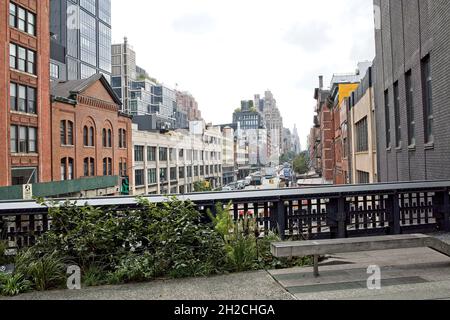 New York, NY, États-Unis - 21 octobre 2021 : vue depuis la rambarde High Line, face à la 14e rue de Manhattan Banque D'Images