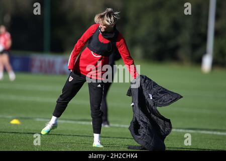 Cardiff, Royaume-Uni.21 octobre 2021.Jessica Fishlock, des femmes du pays de Galles lors de la séance d'entraînement de l'équipe féminine de football du pays de Galles au Vale Resort, Hensol, près de Cardiff, le jeudi 21 octobre 2021.L'équipe se prépare pour son prochain match, un titre de qualification de la coupe du monde des femmes de la FIFA contre la Slovénie demain. Cette image ne peut être utilisée qu'à des fins éditoriales.Usage éditorial seulement, photo par Andrew Orchard/Andrew Orchard sports photographie/Alamy Live News crédit: Andrew Orchard sports photographie/Alamy Live News Banque D'Images