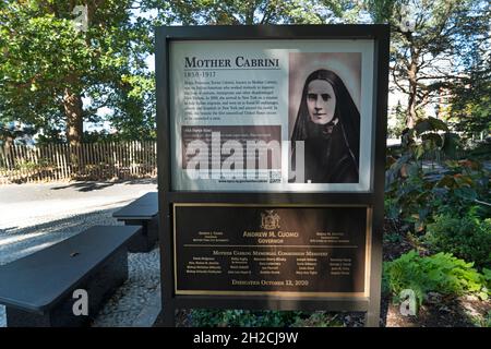 Un mémorial à Maria Francesca Cabrini, connue sous le nom de mère Cabrini, a été érigé près du Musée du patrimoine juif de Battery Park City. Banque D'Images