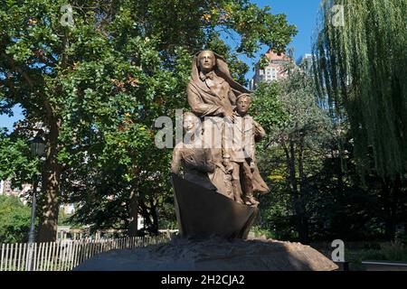 Un mémorial à Maria Francesca Cabrini, connue sous le nom de mère Cabrini, a été érigé près du Musée du patrimoine juif de Battery Park City, dans le Lower Manhattan. Banque D'Images