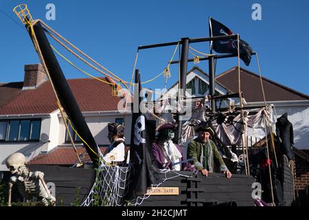 Andrew Carvel avec le bateau pirate géant « Elizabeth Dane » qu'il a construit en utilisant du bois de ferraille dans le jardin de sa maison à Tamworth, Staffordshire.Le navire mesure neuf mètres de long et est orné d'un drapeau pirate, de squelettes et de voiles sanglées, et il a fallu quelques semaines à M. Carvel pour le construire.Date de la photo: Jeudi 21 octobre 2021. Banque D'Images