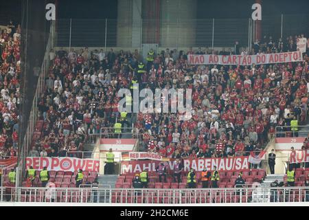 Lisbonne, Portugal.20 octobre 2021.Les supporters du FC Bayern Munchen lors du match de l’UEFA Champions League Group E entre SL Benfica et le FC Bayern Munich, à l’Estadio da Luz, Lisbonne, le 20 octobre 2021.Portugal Valter Gouveia/SPP crédit: SPP Sport Press photo./Alamy Live News Banque D'Images