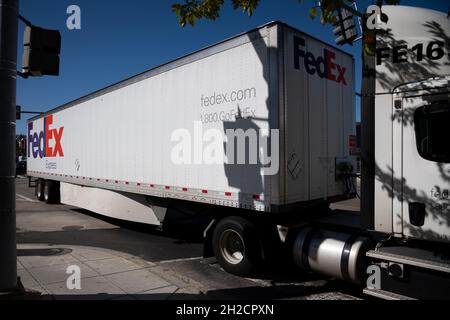 Washington, États-Unis.20 octobre 2021.Un aperçu général d'un camion FedEx à Washington, DC, le mercredi 20 octobre 2021,au milieu de la pandémie du coronavirus.(Graeme Sloan/Sipa USA) Credit: SIPA USA/Alay Live News Banque D'Images