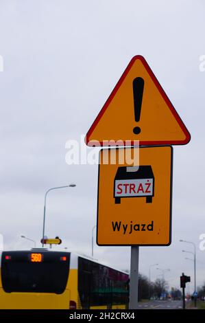 POZNAN, POLOGNE - 25 janvier 2015 : panneau d'avertissement pour une sortie de secours par une journée nuageux dans la ville Banque D'Images