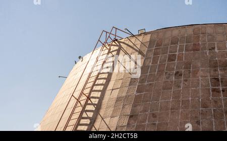 Détail du bâtiment du musée, sans fenêtres, symbolisant la boîte de la tristesse.Complexe commémoratif ALZHIR des répressions politiques à Akmola, Kazakhstan Banque D'Images