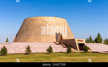 Le bâtiment du musée, sans fenêtres, symbolisant la boîte de la tristesse.Complexe commémoratif ALZHIR des répressions politiques à Akmola, Kazakhstan Banque D'Images