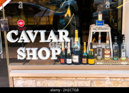 Bar et boutique caviar, sélection de collations traditionnelles de poisson russe et d'alcool, Vladimirsky pr, St Petersburg, Russie Banque D'Images