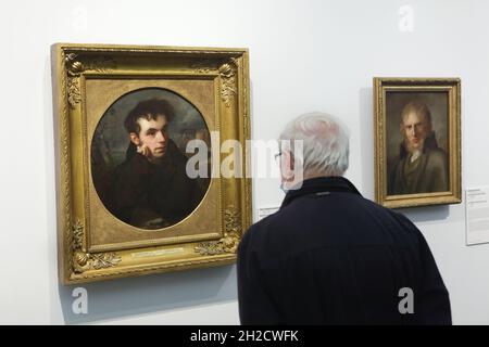 Visiteur devant le portrait du poète romantique russe Vasily Zhukovsky peint par le peintre romantique russe Orest Kiprensky (1816) exposé à l'exposition spéciale à la Galerie Neue Meister (New Masters Gallery) à Albertinum à Dresde, en Allemagne.L'exposition intitulée « les Rams de la liberté » et consacrée au romantisme en Russie et en Allemagne se déroule jusqu'au 6 février 2022. Banque D'Images