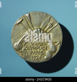 Médaille d'or olympique remportée par le gymnaste tchèque Bedřich Šupčík pour l'escalade de cordes aux Jeux Olympiques d'été 1924 à Paris, au Musée national (Národní muzeum) à Prague, République tchèque.Cette médaille conçue par le graveur de médailles français André Rivaud a été la première médaille d'or olympique remportée par le concurrent tchécoslovaque aux Jeux Olympiques.La médaille est en vue de la nouvelle exposition permanente du Musée national consacrée à l'histoire du XXe siècle. Banque D'Images