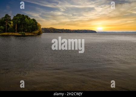 magnifique paysage de nuages sur un lac avec une petite vague Banque D'Images