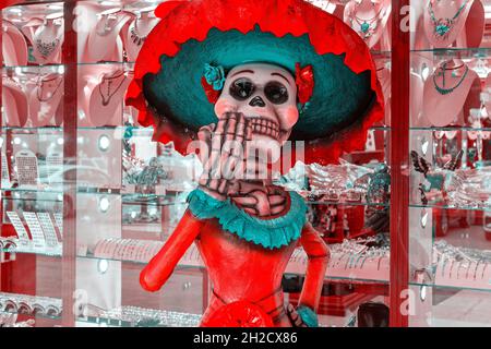 Une grande poupée de Catrina décorant un magasin de bijoux dans le Mercado 28 (marché 28) à Cancun ville, Quintana Roo, État, Mexique. Banque D'Images