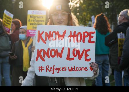 LONDRES, ROYAUME-UNI.20 OCTOBRE 2021: Accueil des réfugiés manifestation contre le projet de loi anti-réfugiés de Priti Patel sur la place du Parlement crédit: Lucy North/Alamy Live News Banque D'Images