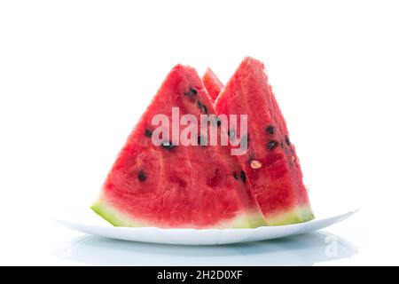 morceaux de pastèque rouge mûre fraîche sur fond blanc Banque D'Images