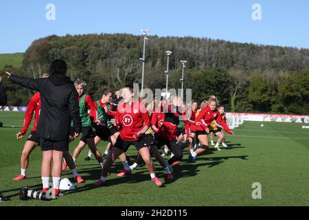 Cardiff, Royaume-Uni.21 octobre 2021.Séance d'entraînement de l'équipe féminine de football du pays de Galles au Vale Resort, Hensol, près de Cardiff, le jeudi 21 octobre 2021.L'équipe se prépare pour son prochain match, un titre de qualification de la coupe du monde des femmes de la FIFA contre la Slovénie demain. Cette image ne peut être utilisée qu'à des fins éditoriales.Usage éditorial seulement, photo par Andrew Orchard/Andrew Orchard sports photographie/Alamy Live News crédit: Andrew Orchard sports photographie/Alamy Live News Banque D'Images