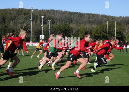 Cardiff, Royaume-Uni.21 octobre 2021.Séance d'entraînement de l'équipe féminine de football du pays de Galles au Vale Resort, Hensol, près de Cardiff, le jeudi 21 octobre 2021.L'équipe se prépare pour son prochain match, un titre de qualification de la coupe du monde des femmes de la FIFA contre la Slovénie demain. Cette image ne peut être utilisée qu'à des fins éditoriales.Usage éditorial seulement, photo par Andrew Orchard/Andrew Orchard sports photographie/Alamy Live News crédit: Andrew Orchard sports photographie/Alamy Live News Banque D'Images