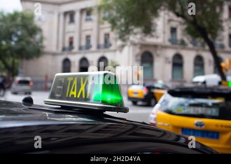 Barcelone, Espagne - 22 septembre 2021 : un taxi de la ville de Barcelone sur la via laietana. Banque D'Images