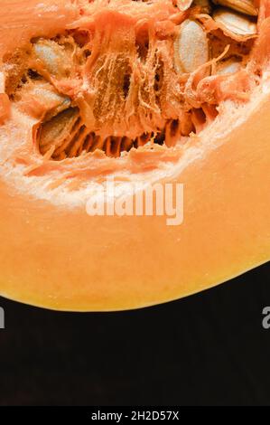 Gros plan des graines dans une courge Butternut Banque D'Images
